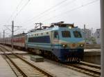 CN SS8 0035 bei der Einfahrt eines Schnellzuges am 05.08.2007 in Shanghai Sdbahnhof.