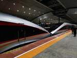 2024.10.27, CR400BF-S 5286 and 5283, HuMen Station. The pair sit at HuMen Station waiting to departure, the section between HuMen and ShenZhen N. peaked 10 tph at Sunday evening, without counting non-stop trains. The line was dominated by the cutting edge trains, even better consider the line was at the other end of country from Capital where most new stuff was first introduced.
///
2024.10.27, CR400BF-S 5286 und 5283, HuMen Station. Die beiden sitzen im Bahnhof HuMen und warten auf die Abfahrt. Der Abschnitt zwischen HuMen und ShenZhen N. erreichte am Sonntagabend einen Spitzenwert von 10 Zügen pro Stunde, ohne die durchgehenden Züge mitzuzählen. Die Strecke wurde von den modernsten Zügen dominiert, was umso erfreulicher ist, wenn man bedenkt, dass die Strecke am anderen Ende des Landes von der Hauptstadt liegt, wo die meisten neuen Züge zum ersten Mal eingeführt wurden.