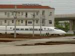 CRH2 004A am 05.08.2007 in Shanghai Sdbahnhof. Leider sind diese Zge ausschliesslich auf der anderen Bahhofsseite gefahren, wo ich mit meiner Bahnsteigkarte nicht hindurfte (Vielleicht Terrorgefahr).