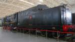 Mikado der Baureihe Jiefang im Beijing Railway Museum, 3.7.14     Hergestellt 1941 in Japan, 23,75 m lang, 80 km/h, 24.03t Zugkraft    Nach Kriegsschäden wurde sie 1946 in 27 Tagen wieder Instand