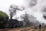 Kategorie: China-Schmalspurbahnen-Pengzhou  Beschreibung: Beim Verlassen des Depots, JAN 2003