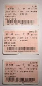 Ticket D0083715, von Beijing (Nord) nach Chifeng, Zug-Nummer 1457, verlt Beijing am 23DEC2001 um 19:19, Wagen 9, (Hard-Sleeper) Liege Nr. 16, Mitte, Preis 75 Yuan - Ticket F064268, von Chifeng nach Shenyang, Zug-Nummer K650, verlt Chifeng am 28DEC2001 um 21:05, Wagen 13, (Hard-Sleeper) Liege Nr. 19, Unten, Preis 95 Yuan - Ticket A005516, von Harbin nach Beijing, Zug-Nummer T72, verlt Harbin am 02JAN2002 um 17:11, Wagen 10, (Soft-Sleeper) Abteil 23, unteres Bett, Preis 442 Yuan - nicht ganz 50% des Preises fr ein Flugticket mit Air China fr die gleiche Strecke. 
