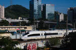 2025.10.01,National Day, CRH380B (number unidentified), near the CaoPu Metro Station Footbridge. ShenZhen, just like Hong Kong, are full of mountains cutting urban area in pieces, with the GuangZhou-ShenZhen Railway, the ShenZhen Metro, and various roads replacing the once dirt-trails through the gap between mountains.
---
2025.10.01, Nationalfeiertag, CRH380B (Nummer unbekannt), in der Nähe der Fußgängerbrücke der U-Bahn-Station CaoPu. ShenZhen ist genau wie Hongkong von Bergen durchzogen, die das Stadtgebiet in Teile zerteilen. Die GuangZhou-ShenZhen-Eisenbahn, die ShenZhen-U-Bahn und verschiedene Straßen ersetzen die einstigen Feldwege, die durch die Lücken zwischen den Bergen führten.