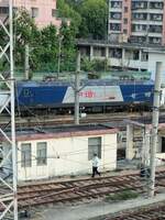 2025.04.10, HXD3C 0446, SunGang Station. I presume Germany and China share a similar concept that  station  not necessarily having a platform? Here 0446 from ChangSha Depot of CR GuangZhou rest at a siding in SunGang station, just north of ShenZhen (LuoHu) station. A staff walking back to the hut for rest.
///
2025.04.10, HXD3C 0446, Bahnhof SunGang. Ich nehme an, dass Deutschland und China ein ähnliches Konzept haben, dass ein „Bahnhof“ nicht unbedingt einen Bahnsteig hat? Hier ruht 0446 aus dem ChangSha Depot der CR GuangZhou auf einem Abstellgleis im Bahnhof SunGang, etwas nördlich des Bahnhofs ShenZhen (LuoHu). Ein Mitarbeiter auf dem Weg zurück zur Hütte.