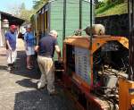 Besitzer, Erbauer und Lokfhrer Franz Ulrich, mit Schweizer Touristen kurz vor der Abfahrt im Bahnof  Pequea Helvecia  des Weilers  Los Heroes .