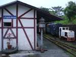 Bahnhof Pequea Helvecia mit Originalglocke aus der Schweiz. Hinten rechts das Depot mit weiteren Personenwagen aus Holz, davor die Diema-Draisine aus Blach. 07. Jan. 2010, 17:34