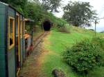 Die orange Draisine stammt aus Altdorf UR, leistet 28 PS und zieht unsere zwei Wagen souvern. Schon bald erreichen wir den ersten Tunnel, 08. Jan. 2010, 09:28