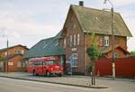 11.08.2004 Dänemark, Bahnhof Allingabro, Ein Bedford-Omnibus wartet auf Fahrgäste. Züge fahren hier nicht mehr, aber mit einer Draisine konnten wir das Umland erkunden.