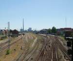 Blick ber das Bahnhofsgelnde von Esbjerg. Der Bahnhof von Esbjerg ist ein Kopfbahnhof. Frher fuhren die Personenzge noch bis zum Hafen an den Fhranleger fr die Fhren nach England. Heute fahren nur noch vereinzelt Gterzge in den Hafen. Der Hafen ist auf dem Bild duch den hohen Turm des Kohlekraftwerkes zu erkennen. Von Esbjerg kommt man jede Stunde nach Kopenhagen, Skjern, Varde, Tnder und Fredericia. August 2007