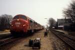 DSB: Ein Zug bestehend aus der Diesellok Mx 1039 und einigen Personenwagen hält am 9. April 1979 in Tvis, einer kleinen Stadt auf der Bahnstecke Vejle - Holstebro. - Die Diesellok, 1962 gebaut, wurde 1988 ausgemustert. 