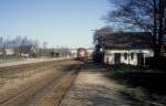 DSB-Kleinstadtbahnhöfe: Bahnhof Lov. - Am Bahnsteig hält ein Regionalzug (My 1132+Bn+Bns). - Datum: 14. April 1981.