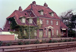 DSB-Kleinstadtbahnhöfe: Vinderup Station am 5. September 1976. - Der Bahnhof liegt an der Strecke Langå - Struer. Das Bahnhofsgebäude wurde 1915 vom Architekten Heinrich Wenck entworfen. - Scan von einem Farbnegativ. Film: Kodacolor II. Kamera: Minolta SRT-101.