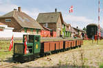 Dänemark, am 11. August 2004 fuhr im Gelände des Bahnhofs Allingabro diese Miniaturbahn. Einige Erinnerungsstücke an vergangene Eisenbahnzeiten waren aufgebaut und man konnte die Landschaft auf der stillgelegten Strecke nach Pindstrup mit dem Schienenfahrrad genießen.