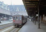 DSB Bahnhof Helsingør: Im Gleis 1 hält am 27. Mai 1979 ein Triebzug der  Lille Nord  (: der  kleinen Nordbahn , dh. der Bahnstrecke Hillerød - Fredensborg - Helsingør) bestehend aus einem Steuerwagen des Typs Cls und einem Triebwagen des Typs MO. - Trotz der nicht optimal belichteten Aufnahme bekommt man hoffentlich einen Eindruck von der schönen Architektur des Bahnhofs. - Scan eines Diapositivs. Film: Kodak Ektachrome. Kamera: Leica CL.