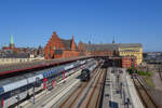 Ein Foto von der Fußgängerbrücke zeigt den Bahnhof Helsingør mit einem Doppelstockzug nach Roskilde und dem ET4394 als Regionalzug nach Kopenhagen.