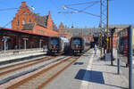 Die beiden Triebzüge ET 4394 und ET 4395 stehen im samstäglichen Bahnhof von Helsingør in Dänemark bereit zur Fahrt Richtung Kopenhagen.