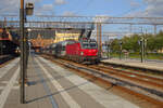Helsingør an einem Samstagabend: Vectron EB 3218 der DSB steht mit einem Doppelstockzug zur Fahrt durch Kopenhagen nach Roskilde bereit.