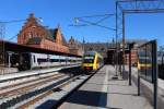 Bahnhof Helsingør am 29. September 2013: Im Bahnhof hält links ein Zug nach Schweden über Kopenhagen Hbf und Flughafen Kopenhagen. - Rechts har ein LINT 41 des Bahnunternehmens Lokalbanen eben die Fahrt nach Hillerød über Fredensborg begonnen. Diese Strecke, die früher ein Teil der Nordbahn zwischen Kopenhagen und Helsingør über Hillerød (die ursprüngliche Verbindung nach Helsingør) war, heisst jetzt  Lille Nord  (: Die kleine Nordbahn ).