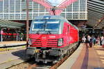 Der Vectron 3203 der DSB steht mit einem Zug bereit zur Abfahrt in Kobenhavn H, dem Hauptbahnhof von Kopenhagen am 04.