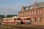 Ym/Ys 12 “Storåen” und Ym/Ys 16 “Heden” auf Bahnhof Lemvig am 7-8-2015.