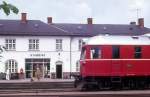 OHJ (Odsherreds Jernbane) Bahnhof Nykøbing Sjælland am 25. Juli 1974. - Auf dem Bild sieht man einen Teil der Diesellok 39 (Frichs 1952). - Die OHJ bediente die Bahnstrecke Holbæk - Nykøbing Sjælland. Heute wird die Strecke von den Zügen des Unternehmens Regionstog bedient.