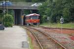 Ein unter der Brcke geparkter Altbautriebwagen der Vestbahn in Varde am 11.6.2011