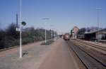 DSB: Bahnhof Vordingborg am 14. April 1981. - Die Diesellok My 1119 steht am Bahnsteig.