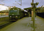 DSB: ME 1521 hält am 10. Februar 2007 mit einem Regionalzug im Bahnhof Valby. - Die dieselelektrische Lokomotiv ME 1521 wurde 1983 von Henschel & Sohn hergestellt. - Scan eines Farbnegativs. Film: Kodak Gold 200-6. Kamera: Leica C2.