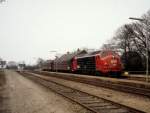 DSB: Ein Lokalzug bestehend aus der Diesellok Mx 1029 und zwei Personenwagen (2. Klasse) hält am 9. April 1979 am Bahnsteig in Bording in Mitteljütland.