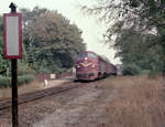 DSB: My 1143 (mit einem Personenzug) Haltepunkt Sønderport in Holstebro. Aufnahmedatum: 5. September 1976. - Der My 1143 wurde 1958 von Nohab hergestellt. - Scan eines Farbnegativs. Film: Kodak Kodacolor II. Kamera: Minolta SRT-101. 