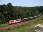 Die Strabag V170 1125 (Ex. DSB MY 1125 und seitdem Kárpát Vasút 459 021) Nohab Diesellok mit dem Sonderzug von Kosovo zwischen Rekawinkel und Eichgraben Altlengbach.
26.08.2009.