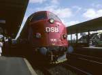 MY 1106 Diesellok der DSB fhrt gerade mit einem Fernreisezug ein. Bahnhof? Kann mich nicht mehr erinnern (evtl. Fredericia). Juli 1982, HQ-Scan ab Dia.