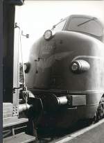 DSB - Die erste My, die lok 1101, kaum in Betrieb bernommen. 
Wir sind Anfang September 1954 in Fredericia. Der erste Wagen ist ein
SNCF Rgion Nord und gehrt zu dem Nordexpress. Der Zug wird bald nach Padborg weiter fahren, auf dem Weg nach Brssel und Paris. (Foto: J.J. Barbieux)