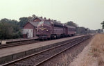 DSB Nebenbahnzug (Mv 1101 (My 1101 1954 - 1968) mit einem Personenwagen) Rønbjerg Station am 5. September 1976. Der Bahnhof wurde 1979 geschlossen. - Scan von einem Farbnegativ. Film: Kodacolor II. Kamera: Minolta SRT-101. 