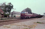 DSB Mz 1411 (mit zwei Personenwagen) erreicht am 5. September 1976 den Bahnhof Vinderup (an der Strecke Langå - Struer). - Hersteller der dieselelektrischen Lok des Typs Mz: Nohab. Baujahr 1970. - Der Bahnhof Vinderup wurde 1915 errichtet. Der Architekt war der Chefarchitekt der DSB, Heinrich Wenck (1851 - 1936). - (Neuer) Scan eines Farbnegativs. Film: Kodak Kodacolor II. Kamera: Minolta SRT-101.