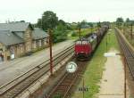 Auch das Mittelgleis in Taulov mit den Holzschwellen entlang des Rasenbahnsteiges wird noch genutzt. Hier kommt ein Gz mit MZ aus Richtung Fredericia rein. Wenn ich recht erinnere gab es dann Berholung durch was Schnelleres....