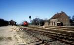 DSB Mz 1437 (mit u.a. DB-Wagen nach Hamburg) fährt am 14. April 1981 durch den Bahnhof Lundby (zwischen Næstved und Vordingborg). 