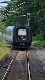Der Dieseltriebzug 5284 verlässt gerade den Bahnhof in Flensburg. (Juni 2024)