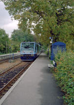 Lyngby-Nærum-Jernbane (LNJ, Nærumbanen): RegioSprinter am Gleis 1 im Hp Fuglevad. Aufnahmedatum: 17. Oktober 2000. - Scan eines Farbnegativs. Film: AGFA HDC 200-plus. Kamera: Minolta XG-1.