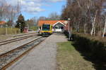 Lokaltog, Nærumbanen (Strecke: Jægersborg - Nærum): Im Bahnhof Nærum hält am Vormittag des 14. April 2021 der nächste Zug (Lm DUEWAG-RegioSprinter) nach Jægersborg. - Außerhalb der HVZ bedienen zwei RegioSprinter die Nærumbanen in Intervallen von 20 Minuten; in Hauptverkehrszeiten verkehren drei dieser Triebwagen in Intervallen von 10 Minuten. Die Bahn besitzt vier RegioSprinter, die 1999 geliefert wurden. - Im Bahnhofsgebäude gibt es u.a. einen Fahrkartenschalter und einen Wartesaal.