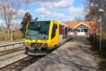 Lokaltog, Nærumbanen (Jægersborg - Nærum): 1996 empfing die damalige Lyngby-Nærum-Jernbane (LNJ) ihren ersten DUEWAG-RegioSprinter, Lm 21, der nach einem Unfall 1998 ausgemustert wurde. 1999 lieferte DUEWAG noch vier dieser Triebwagen (Lm 22, 23, 24 und 25) an die Bahn; alle vier sind noch in Betrieb. Auf der 7,8 km langen Bahnstrecke mit acht Bahnhöfen / Haltestellen) bedienen die RegioSprinter die Fahrgäste in Intervallen von 10 Minuten (HVZ) / 20 Minuten (außerhalb der HVZ). - Einer der RegioSprinter hält am Vormittag des 14. April 2021 im Bahnhof Nærum.