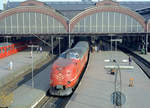 DSB Lyntog (FD-Zug /  Blitzzug ): Der Lyntog  Limfjorden  (MA 463 (MAN 1963)) hält im Mai 1972 im Kopenhagener Hbf (København H).