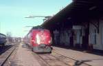 DSB Lyntog (: FD-Zug,  Blitzzug )  Limfjorden  in Frederikshavn am 25. Februar 1975: Der Triebwagen MA 464 wurde 1963 gebaut. Der Hersteller war MAN, den Motor MD 650 lieferte die Firma Maybach. Der MA 464 wurde wie die brigen Triebwagen der Baureihe 1992 ausgemustert und 1995 verschrottet. - Die Dieseltriebzge mit den Triebwagen MA 460 - 470 fuhren als Lyntog (: FD-Zge,  Blitzzge ) zwischen Kopenhagen und grsseren Stdten in Jtland.