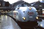  Lyntog  (Blitzzug) MA 467 der DSB an einem verregneten Frühjahrsmorgen 1987 im Kopenhagener Hauptbahnhof. Die Ähnlichkeit mit dem VT 11.5 der DB ist nicht zufällig - die 11 von MAN zwischen 1963 und 1966 gebauten Fahrzeuge basierten auf seiner Konstruktion, waren allerdings nur vierteilig (die Längenbegrenzung war wegen des Fährtransportes über den Großen Belt notwendig) und verfügten am anderen Ende über einen Steuerwagen mit hochgelegtem Führerstand, unter dem sich ein Übergang befand. So konnten sie sowohl mit einem weiteren MA zusammengekuppelt werden, aber auch einzeln verkehren. 1990 wurden die Triebzüge ausgemustert.