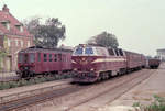 DSB Mo 1834 / Mz 1411 mit zwei Personenwagen Bahnhof Vinderup am 5. September 1976. - Der dieselelektriche Triebwagen Mo 1834 wurde 1953 von Frichs A/S in Århus gebaut. Die Mo der Serie 1801 - 1890 hatten zwei Frichs-Dieselmotoren des Typs 6185CA. Höchstgeschwindigkeit: 120 Stundenkilometer. - Scan eines Farbnegativs. Film: Kodak Kodacolor II. Kamera: Minolta SRT-101.  