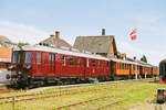 Dänemark, Am 11. August 2004 war ein Sonderzug mit Diesellok Mo 1954 und schönen Teakholzwagen in den Bahnhofs Allingabro eingefahren.