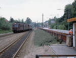 DSB: Aus Hillerød kommend erreicht der MO 1857 mit einem Steuerwagen am 27. Mai 1979 den Bahnhof Fredensborg. Der Zug fährt in Richtung Helsingør. - Der MO 1857 wurde 1954 von der Lokomotivfabrik Frichs in Århus gebaut. Der Triebwagen, der 1983 ausgemustert wurde, hatte zwei Frichs 6185CA-Dieselmotoren von je 250 PS. - Scan eines Diapositivs. Film: Kodak Ektachrome. Kamera: Leica CL.