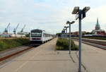 DSB: Am 3. August erreicht ein Triebzug bestehend aus den Tw MRD 4236 und MR 4036 den Bahnhof Frederikshavn. - MR+MRD-Garnituren fuhren in diesem Sommer auf der Strecke Aalborg - Frederikshavn als Ersatz für die IC-/FD-Züge, der aus Kopenhagen kommend normalerweise Frederikshavn als Endbahnhof haben. Wegen Gleisbauarbeiten haben die IC-/FD-Züge nach Aaalborg und Frederikshavn in Langaa enden müssen. Zwischen Langaa und Aalborg hatte die DSB Busse als SEV eingesetzt. - Den MRD 4236 stellte die Waggonfabrik Scandia 1982 her. 