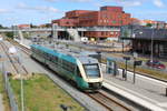 Arriva: Der LINT 41 AR 1024 hält am Vormittag des 9. Juli 2020 am Bahnsteig im Bahnhof Viborg; der Zug wird in wenigen Minuten nach Århus abfahren. - Rechts im Bild ist ein kleiner Teil des außer Betrieb genommenen Bahnhofsgebäudes zu sehen. - Ganz reizlos sehen der Bahnhof und die Umgebung des Bahnhofs aus. Die Aussicht entspricht nicht dem Gesamtbild der historisch wichtigen Stadt, die 900 - 1000 gegründet wurde. - Der Name Viborg hat den folgenden Ursprung: 'Vvibjærgh' / 'Wybærgh', aus altdänisch 'wi' (: Heiligtum) und altdänisch 'biærgh' / 'bærgh' (dä 'bjerg', dt 'Berg'), im 14 Jh wurde 'biærgh' / 'bærgh' in 'burgh' (dä: 'borg', dt 'Burg') geändert. 