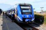 Nordjyske Jernbaner (NJ): Der Regionalzug nach Aalborg (LINT 41 Lm 676-646 (95 86 6481 646-8 DK-NJJ) + Lm ?) hält am 3. August 2018 im Bahnhof Frederikshavn.